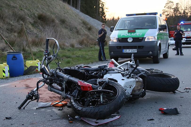 Ein Pkw gerät in den Gegenverkehr und kollidiert mit einem Motorrad. Der Zweiradfahrer stirbt noch an der Unfallstelle.