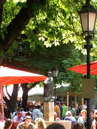 Der Biergarten ist so gut wie immer voll.