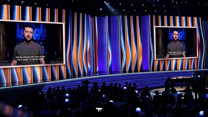 Der ukrainische Präsident Selenskyj spricht per Videobotschaft bei den Grammy Awards in Las Vegas.