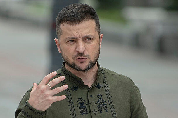 Ukraine, Kiew: Wolodymyr Selenskyj, Präsident der Ukraine, spricht am 23. August während einer gemeinsamen Pressekonferenz mit dem polnischen Präsidenten Duda. Polens Präsident Duda ist zu einem Treffen mit seinem ukrainischen Kollegen Selenskyj nach Kiew gereist. Ukraine, Kiew: Wolodymyr Selenskyj, Präsident der Ukraine, spricht am 23. August während einer gemeinsamen Pressekonferenz mit dem polnischen Präsidenten Duda. Polens Präsident Duda ist zu einem Treffen mit seinem ukrainischen Kollegen Selenskyj nach Kiew gereist.