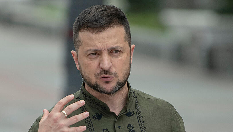 Ukraine, Kiew: Wolodymyr Selenskyj, Präsident der Ukraine, spricht am 23. August während einer gemeinsamen Pressekonferenz mit dem polnischen Präsidenten Duda. Polens Präsident Duda ist zu einem Treffen mit seinem ukrainischen Kollegen Selenskyj nach Kiew gereist. Ukraine, Kiew: Wolodymyr Selenskyj, Präsident der Ukraine, spricht am 23. August während einer gemeinsamen Pressekonferenz mit dem polnischen Präsidenten Duda. Polens Präsident Duda ist zu einem Treffen mit seinem ukrainischen Kollegen Selenskyj nach Kiew gereist.