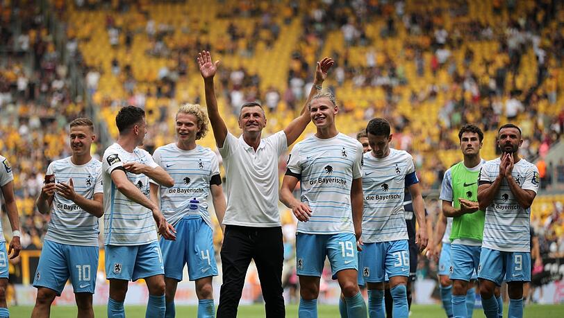 Der Trainer und zwei Trümpfe: Köllner (M.) mit Abwehrchef Jesper Verlaat (Nr. 4) und Fynn Lakenmacher (Nr. 19).