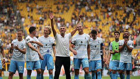 Der Trainer und zwei Trümpfe: Köllner (M.) mit Abwehrchef Jesper Verlaat (Nr. 4) und Fynn Lakenmacher (Nr. 19).
