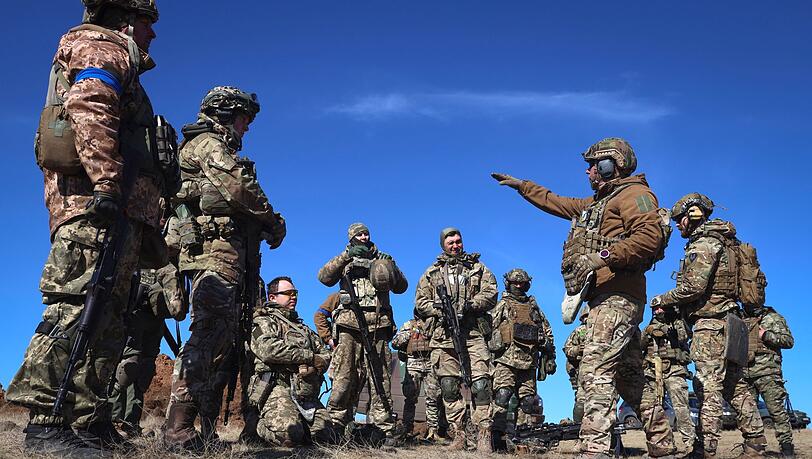 Soldaten einer Territorialverteidigungsbrigade während einer militärischen Übung auf einem Übungsplatz in der Region Saporischschja.