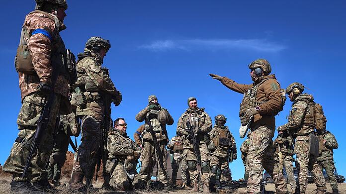 Soldaten einer Territorialverteidigungsbrigade während einer militärischen Übung auf einem Übungsplatz in der Region Saporischschja.