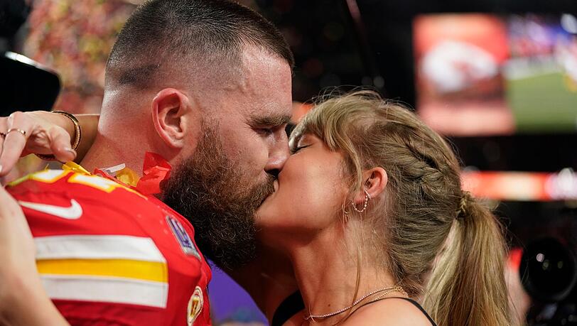 Taylor Swift küsst Kansas City Chiefs Tight End Travis Kelce.