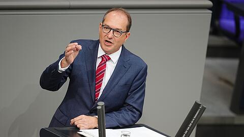 Nach den Worten von CSU-Landesgruppenchef Alexander Dobrindt ist noch keine Vorentscheidung über die Kanzlerkandidatur gefallen. (Archivfoto)