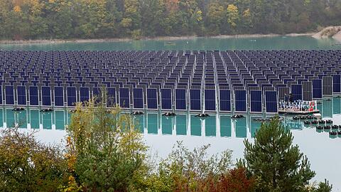 Normalerweise sind Solarpanele bei schwimmenden Anlagen flach auf dem Wasser - hier stehen sie aufrecht.