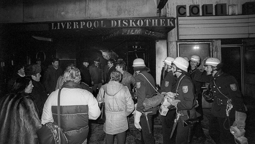 Acht Personen werden bei einem t&ouml;dlichen Brandanschlag auf die M&uuml;nchner Diskothek Liverpool verletzt und eine Angestellte eriegt sp&auml;ter ihren schweren Verletzungen. Die Ermittlungen f&uuml;hren damals zur rechtsextremen &bdquo;Gruppe Ludwig&ldquo;.