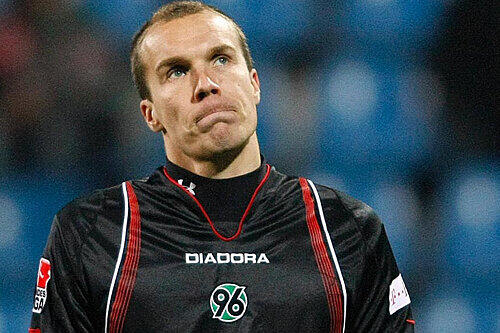 Niemand, außer seiner Frau, ahnte etwas von seinem seelischen Leid &ndash; bis Torhüter Robert Enke sich vor einen Zug warf.