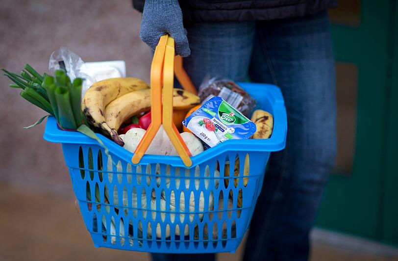 Kaufen Sie überlegt ein! Schreiben Sie sich einen Einkaufszettel und machen Sie sich nicht hungrig auf den Weg. Auf dem Wochenmarkt oder beim Direktvermarkter gibt&rsquo;s frische, regionale Produkte, zudem ist die Transparenz dort in der Regel höher als   im Supermarkt.
