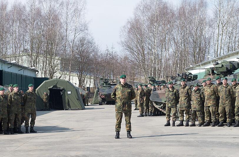 Soldaten des Panzergrenadierbataillons 371 zeigen in Marienberg (Sachsen) ihre Ausrüstung. Diese Einheit soll einen Großteil der Nato-Speerspitze oder Very High Readiness Joint Task Force (VJTF) der Nato stellen, deren Aufstellung auf dem Nato-Gipfel in Wales beschlossen worden ist.