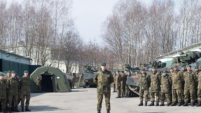 Soldaten des Panzergrenadierbataillons 371 zeigen in Marienberg (Sachsen) ihre Ausrüstung. Diese Einheit soll einen Großteil der Nato-Speerspitze oder Very High Readiness Joint Task Force (VJTF) der Nato stellen, deren Aufstellung auf dem Nato-Gipfel in Wales beschlossen worden ist. Soldaten des Panzergrenadierbataillons 371 zeigen in Marienberg (Sachsen) ihre Ausrüstung. Diese Einheit soll einen Großteil der Nato-Speerspitze oder Very High Readiness Joint Task Force (VJTF) der Nato stellen, deren Aufstellung auf dem Nato-Gipfel in Wales beschlossen worden ist.