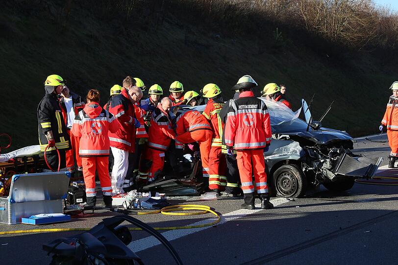 Bei dem schweren Unfall auf der A94 sind drei Autos involviert.