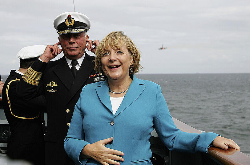 Kanzlerin ist, da hat sich nichts geändert, Angela Merkel. Die Frisur ist heute allerdings anders.