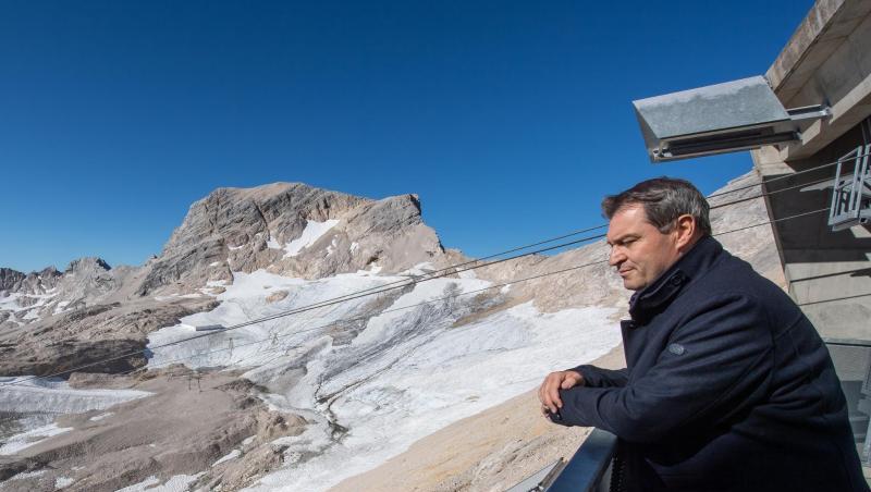 Markus Söder, Ministerpräsident von Bayern, steht während der Klimatour über einem Gletscher. Foto: Peter Kneffel/Archivbild Markus Söder, Ministerpräsident von Bayern, steht während der Klimatour über einem Gletscher. Foto: Peter Kneffel/Archivbild