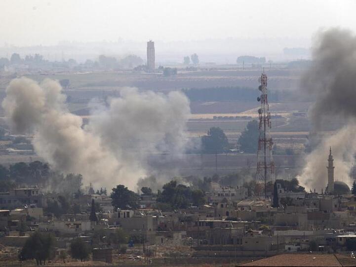 Rauch steigt über der syrischen Stadt Ras al-Rain auf, die zuvor durch die türkischen Streitkräfte bombardiert wurde.