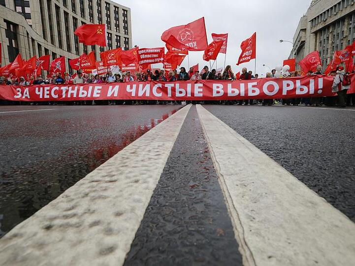 Lediglich die Kommunistische Partei ist in Moskau auf die Straße gegangen. Der Großteil der Opposition beschränkte sich angesichts eines Verbots auf Mahnwachen.