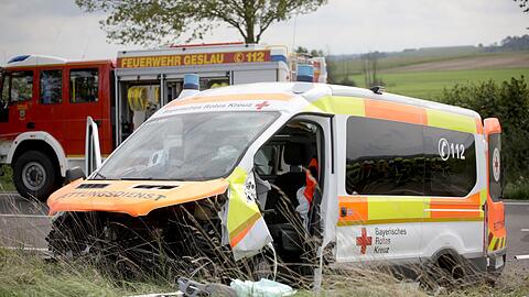 Der verunfallte Krankenwagen an der Unfallstelle auf einer Straße zwischen Geslau und Colmberg im Landkreis Ansbach.