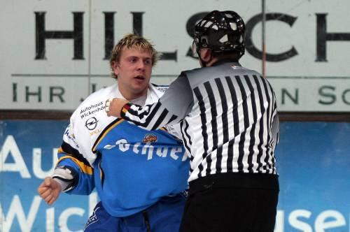 Der Schiri muss schlichten: EHC-Kraftknirps Martin Schymainski.