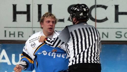 Der Schiri muss schlichten: EHC-Kraftknirps Martin Schymainski. Der Schiri muss schlichten: EHC-Kraftknirps Martin Schymainski.