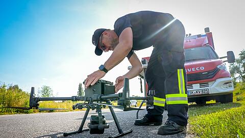 Mit Drohnen suchten Feuerwehren und Einsatzkräfte der Polizei am Dienstag nach einer angeblichen Großkatze im Umfeld des Geiseltalsees im südlichen Sachsen-Anhalt. Die großangelegte Aktion wurde mittlerweile eingestellt.