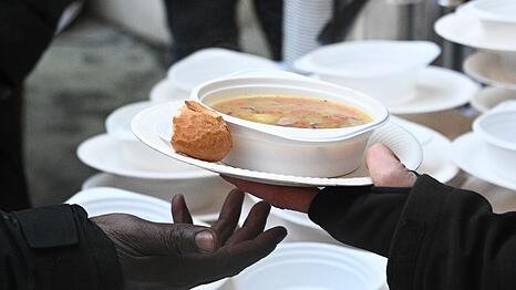 Eine hei&szlig;e Suppe? Vielen Menschen mit sehr wenig Geld hilft das. (Symbolbild)