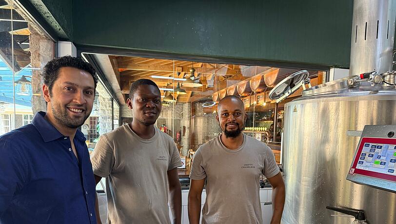 Arjun Malhotra (l) mit seinen kenianischen Brauerei-Mitarbeitern im Sudhaus seiner Craftbeer-Brauerei in Nairobi.