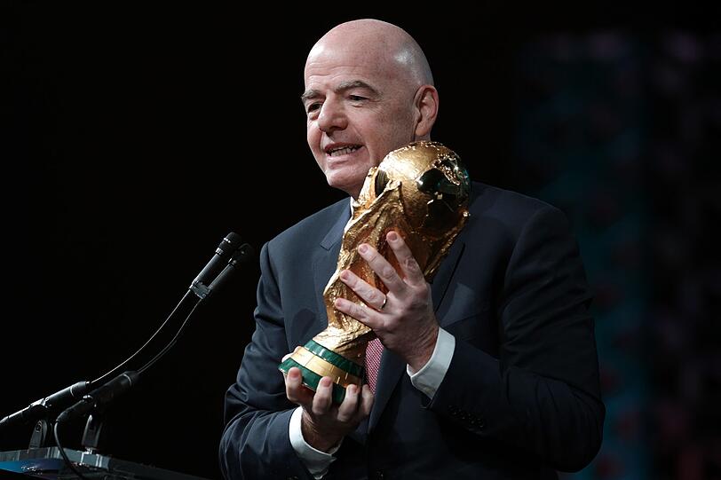 Gianni Infantino mit dem WM-Pokal: Wie berechnend agiert FIFA-Präsident Gianni Infantino? Gianni Infantino mit dem WM-Pokal: Wie berechnend agiert FIFA-Präsident Gianni Infantino?