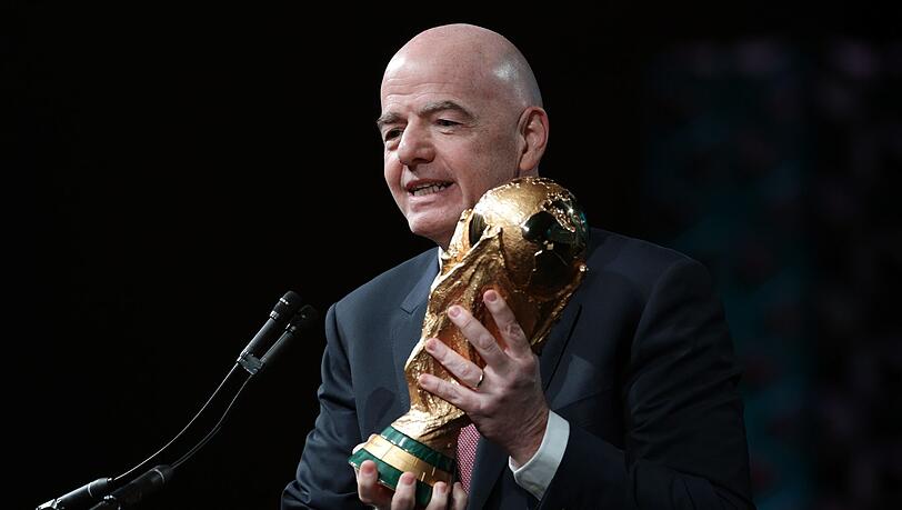 Gianni Infantino mit dem WM-Pokal: Wie berechnend agiert FIFA-Präsident Gianni Infantino? Gianni Infantino mit dem WM-Pokal: Wie berechnend agiert FIFA-Präsident Gianni Infantino?