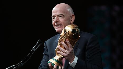 Gianni Infantino mit dem WM-Pokal: Wie berechnend agiert FIFA-Pr&auml;sident Gianni Infantino?