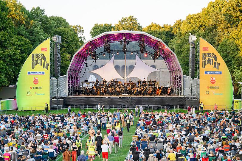 Schon Stunden vor Beginn des Konzerts f&uuml;llt sich der Luitpoldhain in N&uuml;rnberg mit Menschen. Los geht das Klassik Open Air h&auml;ufig bei strahlendem Sonnenschein. Wenn die letzten T&ouml;ne erklingen, ist es schon l&auml;ngst dunkel, Wunderkerzen sorgen f&uuml;r ein stimmungsvolles Lichtermeer.