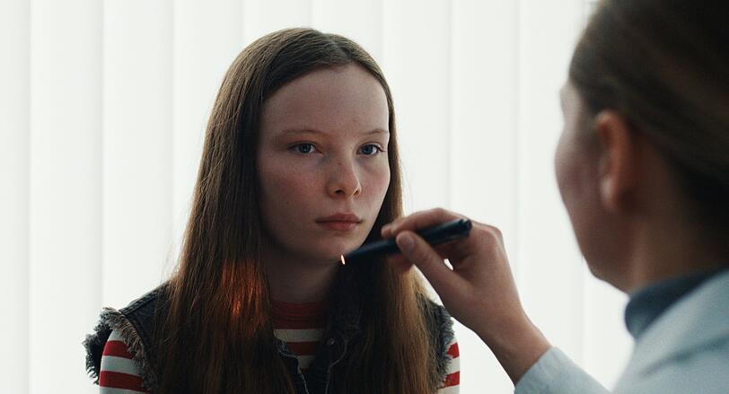 Die zwölfjährige Marielle (Laeni Geiseler, links) hat übersinnliche Fähigkeiten entwickelt. Ihre Eltern schicken sie zu einer ärztlichen Untersuchung. Der hochoriginelle Film "Was Marielle weiß" lief im Wettbewerb der Berlinale und wurde international auf Festivals gefeiert. Die zwölfjährige Marielle (Laeni Geiseler, links) hat übersinnliche Fähigkeiten entwickelt. Ihre Eltern schicken sie zu einer ärztlichen Untersuchung. Der hochoriginelle Film "Was Marielle weiß" lief im Wettbewerb der Berlinale und wurde international auf Festivals gefeiert.