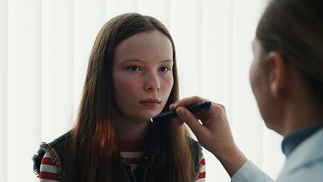 Die zw&ouml;lfj&auml;hrige Marielle (Laeni Geiseler, links) hat &uuml;bersinnliche F&auml;higkeiten entwickelt. Ihre Eltern schicken sie zu einer &auml;rztlichen Untersuchung. Der hochoriginelle Film "Was Marielle wei&szlig;" lief im Wettbewerb der Berlinale und wurde international auf Festivals gefeiert.