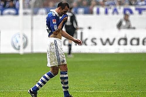 Nicht mit anzusehen, was Christoph Metzelder da zusammenspielt. Das merkt der Schalker Abwehrchef auch selbst.