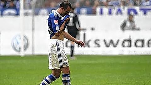Nicht mit anzusehen, was Christoph Metzelder da zusammenspielt. Das merkt der Schalker Abwehrchef auch selbst.