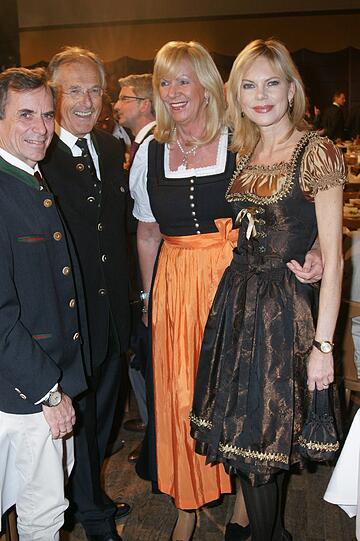 ...kam im dezenten Dirndl.