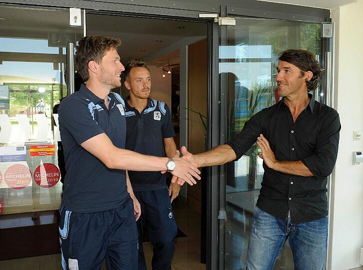 Die Ankunft der Löwen im Trainingslager am Montag.