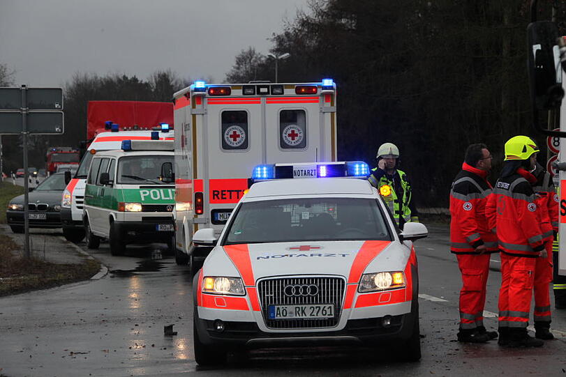 Im Landkreis Altöttingen kam es am Samstagvormittag zu einem schweren Zusammenstoß dreier Fahrzeuge. Die Bilder vom Unfallort.