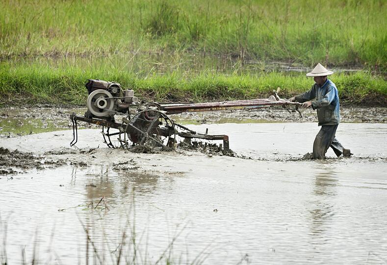 Die Arbeit der Bauern ist und bleibt hart, auch wenn jetzt Maschinen im Einsatz sind. Hier wird ein Feld mit einem &bdquo;Chinese Bull&ldquo;, einem Pflug mit chinesischem Motor, bearbeitet.