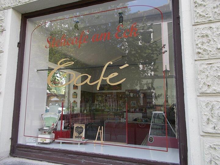 Im Stehcafe Ecke Preysing-/Metzstraße findet sich noch eine richtig alte Waage.