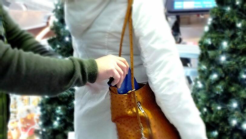 Die bisher flüchtigen Täter entrissen der 81-Jährigen ihre Handtasche. (Symbolbild) Die bisher flüchtigen Täter entrissen der 81-Jährigen ihre Handtasche. (Symbolbild)