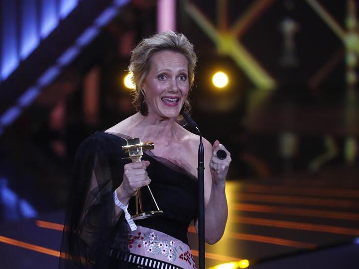 Sichtlich gerührt: Anna Schudt spricht nach der Verleihung des Preises als Beste Schauspielerin beim Film- und Fernsehpreis "Goldene Kamera".