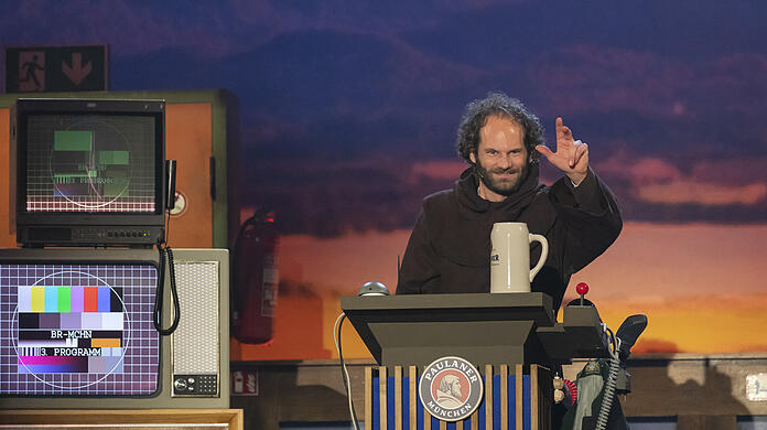 Kabarettist Maximilian Schafroth auf der Bühne beim Derblecken auf dem Nockherberg 2021.