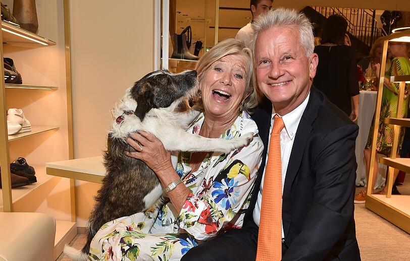 Hund Gustav überrascht Jutta Speidel und Thomas Tretter mit einem feuchten Bussi