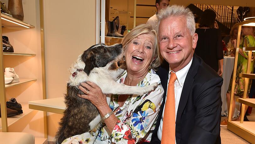Hund Gustav überrascht Jutta Speidel und Thomas Tretter mit einem feuchten Bussi Hund Gustav überrascht Jutta Speidel und Thomas Tretter mit einem feuchten Bussi