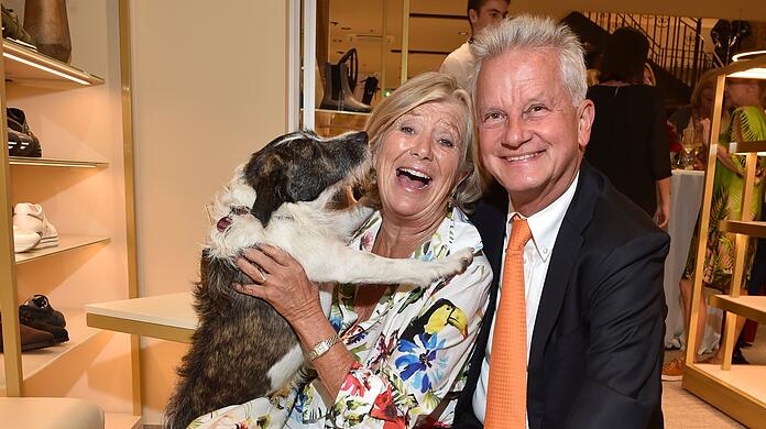 Hund Gustav überrascht Jutta Speidel und Thomas Tretter mit einem feuchten Bussi