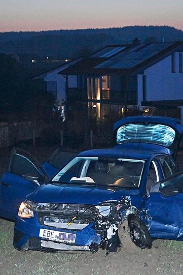 Bei einem heftigen Unfall bei Glonn sind drei Menschen verletzt und ins Krankenhaus gebracht worden.