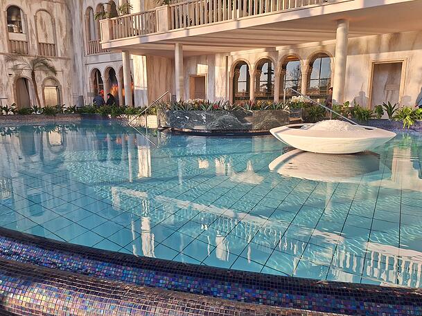 Der Polaris Pool. Neu in der Mitte: Ein Eisbrunnen, mit dem Gäste sich nach dem Saunieren abkühlen können. Der Polaris Pool. Neu in der Mitte: Ein Eisbrunnen, mit dem Gäste sich nach dem Saunieren abkühlen können.