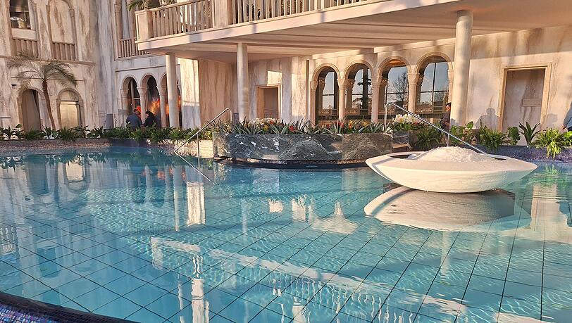 Der Polaris Pool. Neu in der Mitte: Ein Eisbrunnen, mit dem Gäste sich nach dem Saunieren abkühlen können. Der Polaris Pool. Neu in der Mitte: Ein Eisbrunnen, mit dem Gäste sich nach dem Saunieren abkühlen können.